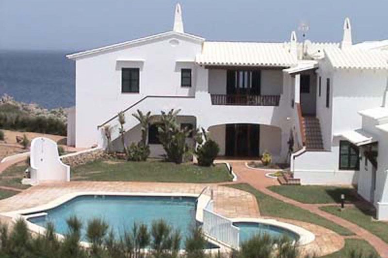 Conjunt d'apartaments de Rocas Marinas i la piscina comunitària.