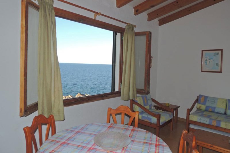 Zona del saló que dóna a la finestra i al paisatge de Menorca.