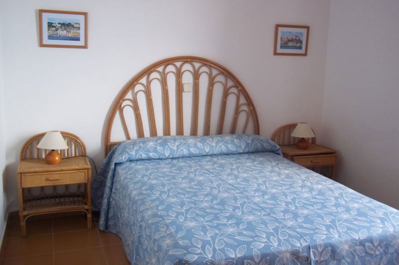 Double bed in the main room of the Rocas Marinas 5 apartment.
