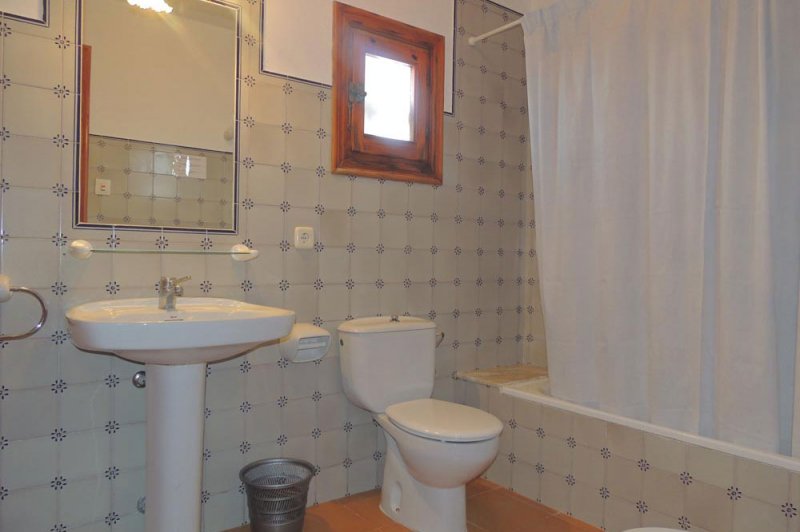 Toilet and bathroom of the Rocas Marinas 5 apartment.