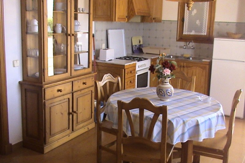 Comedor y cocina del apartamento Rocas Marinas 6.
