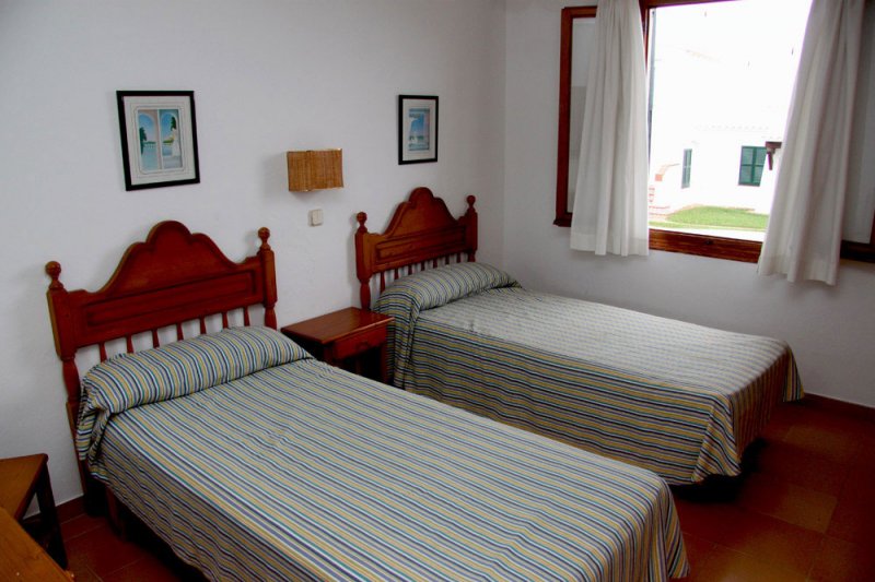 Habitació amb llits individuals de l'apartament Rocas Marinas 7A.