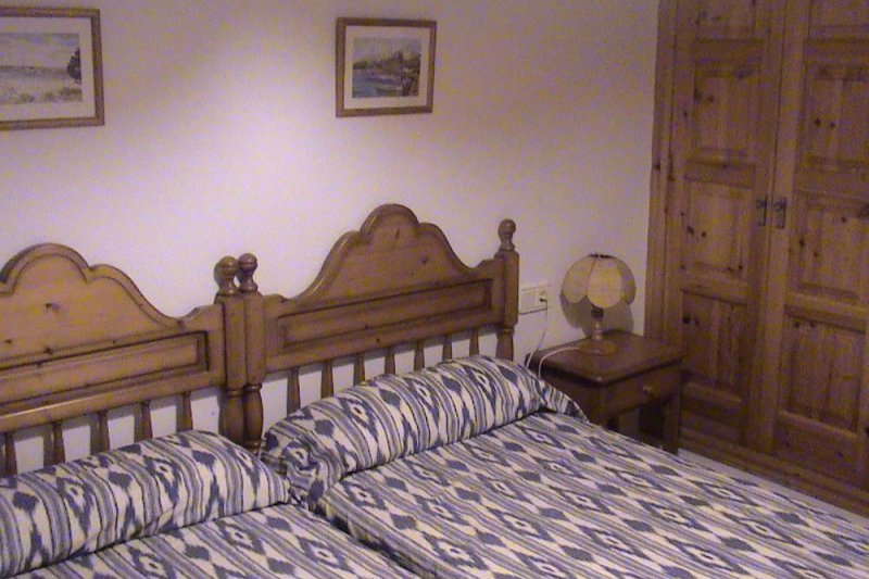 Dormitorio con dos camas individuales juntas del apartamento Arco Iris 1.