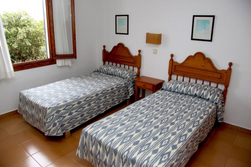 Habitació amb llits individuals de l'apartament Rocas Marinas 7R.