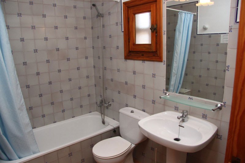 Shower and toilet of the Rocas Marinas 7R apartment.