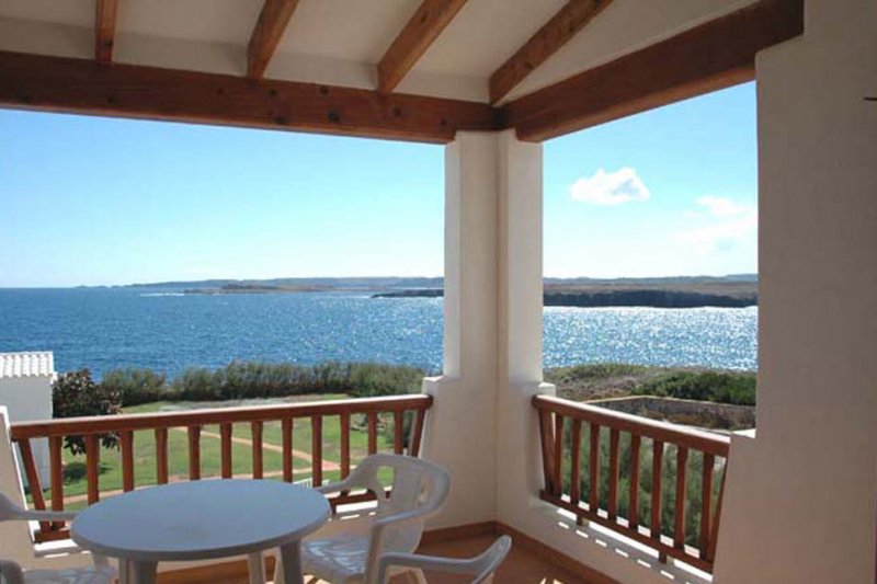 Increíbles vistas de la terraza del apartamento Rocas Marinas 8A, dando a la costa de Menorca.