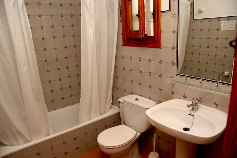 Bathroom and toilet of the Rocas Marinas 8R apartment.