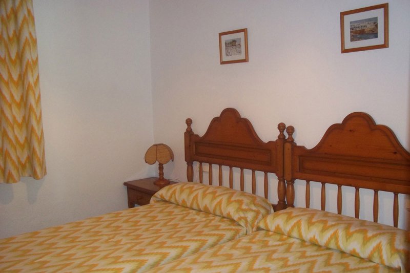 Dormitorio con dos camas individuales juntas del apartamento Arco Iris 3