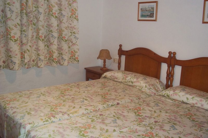 Dormitorio con dos camas individuales juntas del apartamento Arco Iris 3.