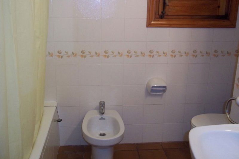 Toilet and bathroom of the Arco Iris 4 apartment.