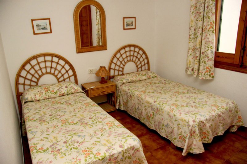 Dormitori amb dos llits individuals de l'apartament Arco Iris 5.