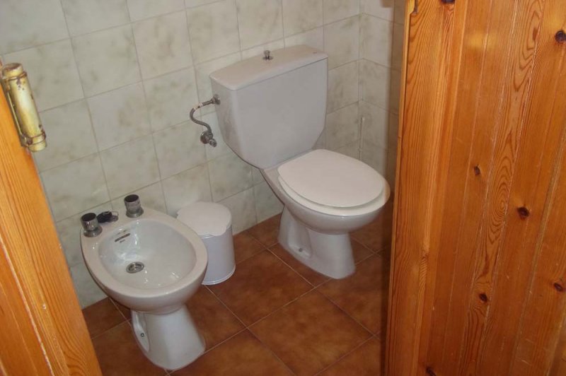 Toilet of the Arco Iris 5 apartment.
