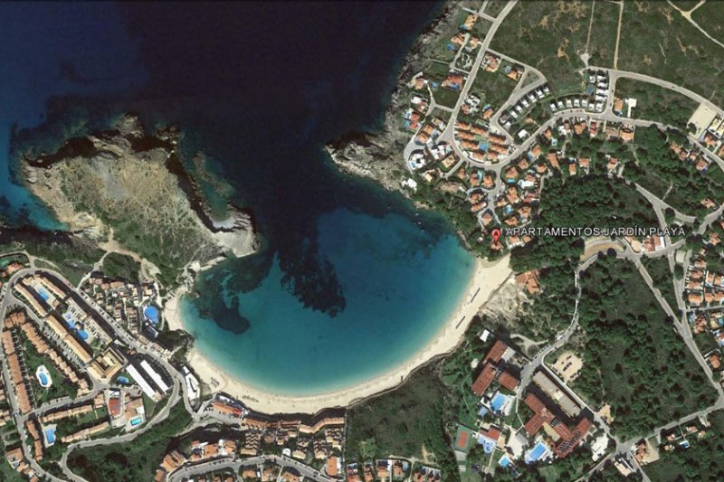 Ubicació i zona dels apartaments Jardín Playa a Menorca.