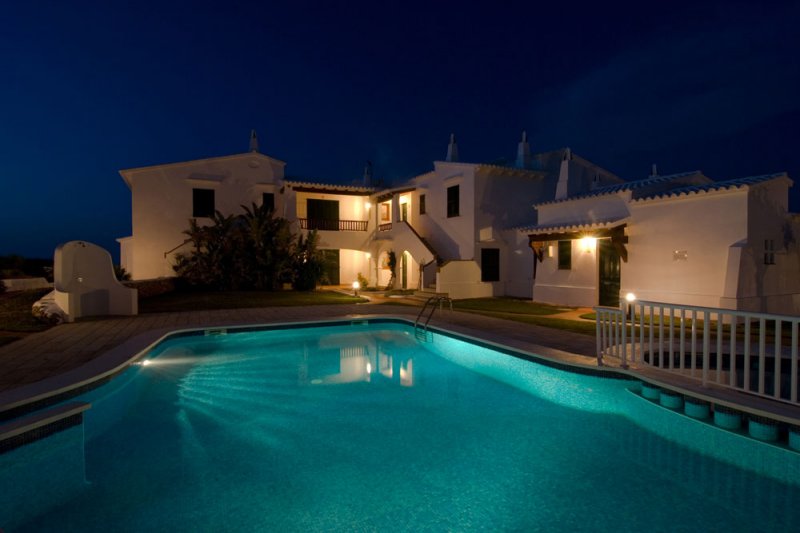 Night lighting of the community pool and the Rocas Marinas apartments.
